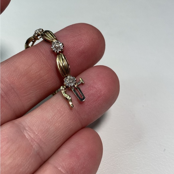 10k yellow gold and melee diamond tennis bracelet. - Picture 2 of 4